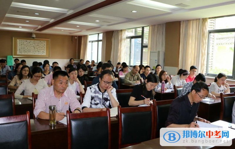 成都石室天府中學教學處主持召開第十二周備課組長會議