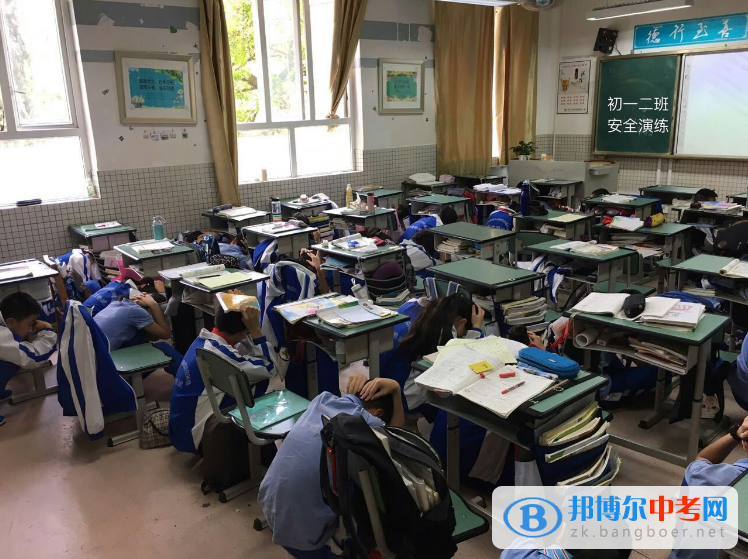 防震減災刻不容緩，自救互救未雨綢繆成都石室錦城外國語學校城舉行20 17“5·12”防震減災應急避險疏散演練