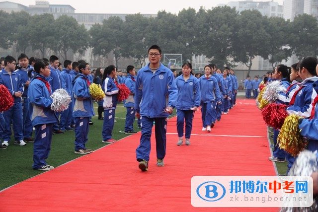 成都三十八中開學典禮:學子走紅地毯迎接新學期