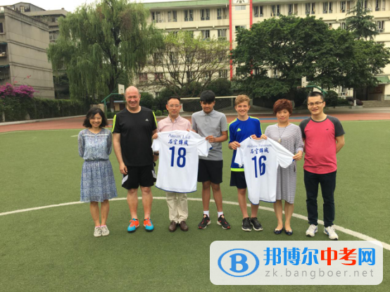 綠茵場上縱意馳騁，中英兩校各展風采 ——石室錦城“中英校際連線”活動日  6月2日，英國姊妹?？ㄌ厮髌罩袑W師生和成都石室錦城外國語學校師生一起參加了足球友誼賽和課堂教學展示交流等活動。  開賽前，校長李勝向來訪的英國學生贈送了石室錦城足球隊的球服。9：00，隨著一聲哨響，足球友誼賽正式開始。兩校學生混編成兩對，在綠茵場上你來我往，個個生龍活虎。這既是考驗腳下技術，更是考驗團隊配合。場邊的師生為每一次精彩的攻防而喝彩，為每一個巧妙的傳接而叫好，最后兩邊各有進球，握手言和。  同一時間，凱特索普中學的兩位老師，再次走上石室錦城的講臺，應石室錦城英語教研團隊的命題和邀請，分別帶來了一節英語語法課和《典范英語》閱讀課。貼近中國學生學習情境和實際的教學內容，再加上英國教師獨特的教學風格和教學設計，讓現場聽課的師生都獲益匪淺。課后，兩校師生走到一起，或拍照，或留言，或交談，他們要用相機和文字留下這些美好的瞬間。  茶歇片刻，來訪的英國師生一起走進初一4班，參加以“我愛成都，我愛熊貓”為主題的班會課。初一4班的同學們，自信滿滿地走上講臺，說起成都，說起熊貓，他們侃侃而談，滔滔不絕。有趣的見聞，生動的百科，讓來訪的英國師生更多了一份對成都的了解。最精彩的是，學生表演的川劇變臉，嫻熟的手法，變化的臉譜，深深吸引了來訪的英國師生。  一天里，足球、熊貓、川劇一齊登場，學生、家長、教師一同上陣，樂學樂教，其樂融融，讓兩校師生都更期待明年，期待更多的交流和活動。