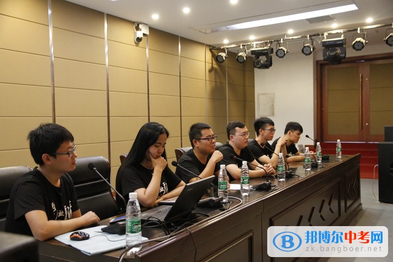 清華大學高材生蒞臨四川省內江市第六中學，與優秀學生開展交心懇談會