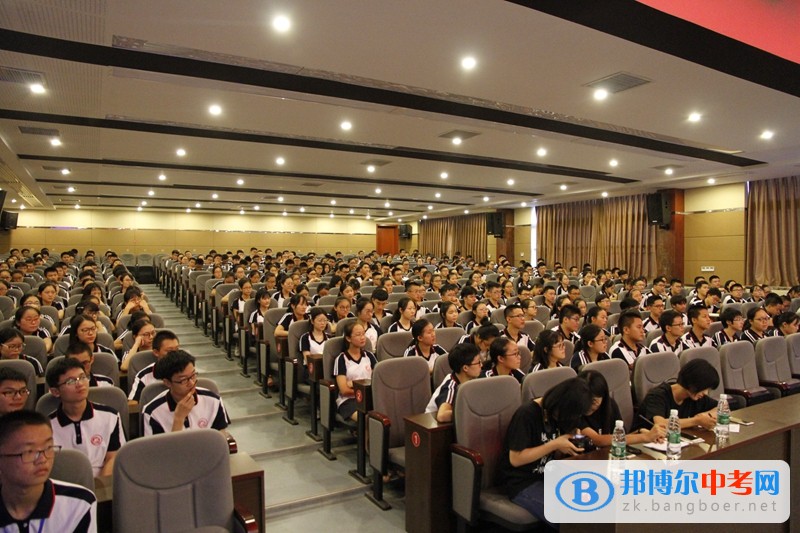 清華大學高材生蒞臨四川省內江市第六中學，與優秀學生開展交心懇談會