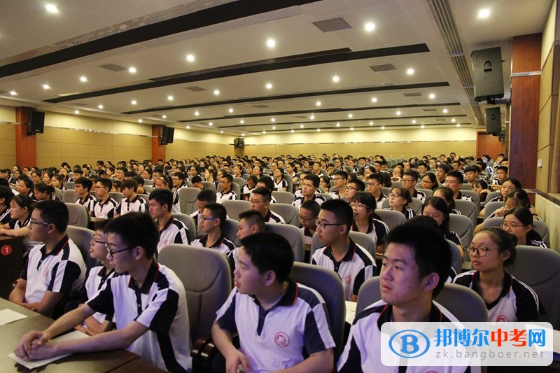 清華大學高材生蒞臨四川省內江市第六中學，與優秀學生開展交心懇談會