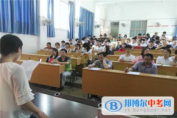 四川省內江市第十中學舉行“不忘初心跟黨走，弘揚五四愛國情”演講比賽