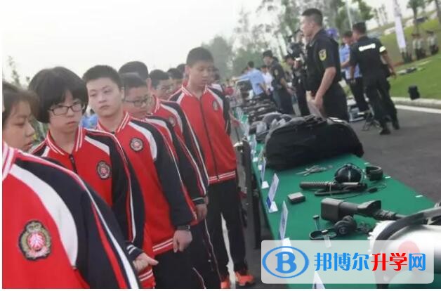 為愛匯聚，擁抱未來，無毒無悔——北大附中成都實驗學校七年級學生參加禁毒大型主題宣傳晚會
