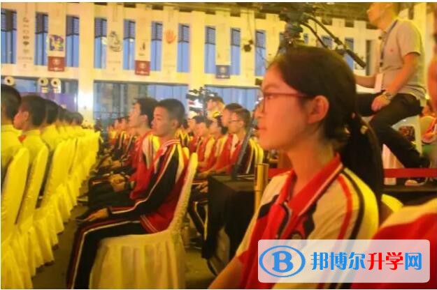為愛匯聚，擁抱未來，無毒無悔——北大附中成都實驗學校七年級學生參加禁毒大型主題宣傳晚會