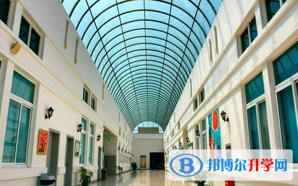 中加楓華國際學校初中部2020年學費、收費多少