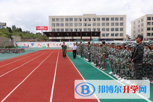 貴陽市白云區第二中學2021年排名?很多家長都是想給學生找一個好的學校，所以在網上是查詢了各種學校的資料和信息，就是為了確保學校是真的好，但是這樣是非常耗費時間，小編就來給同學們整理一下學校的排名，給到同學們參考。  貴陽市白云區第二中學2021年排名 1.貴陽一中  2.興義八中  3.貴陽清華中學  4.遵義縣第一中學  貴陽市白云區第二中學辦學成果 高中會考一次性合格率、畢業率均在95%以上，高考人均分、及格率均超過全省平均水平，連續三年獲得貴陽市高考“入口”、“出口”教學質量評估獎。白云二中2015屆高考中 一本上線154人(理科132人，文科22人)，二本以上上線433人(理科333人，文科100人)，不含藝體生，其中文科理科各有一人越過600分大關。  分別為文科600分，理科644.在貴陽市第四屆優質課評比活動中，白云二中有15位教師獲獎。全校共開展課題研究20余項，其中國家級課題 2個，市級課題4個，校級課題14個，三項成果分別獲得國家級課題成果一、二、三等獎;《分層次遞進教學》和《試卷講評模式創新》等兩項課題在全區推廣。教師撰寫的教育教學論文在全國、省、市刊物上公開發表200多篇。  貴陽市白云區第二中學學科競賽碩果累累。生物、數學、物理等學科在參加全國、省級的競賽中頻頻獲獎。僅2005—2006學年，就獲得全國等級獎22人次，獲得全省等級獎36人次。  王進同學以全國生物競賽銅獎的成績被廈門大學提前錄取。在2006年全國高三年級數學聯賽中，貴陽地區共有8名同學榮獲二等獎，白云二中就有3名獲此獎。  小編為同學們整理了學校的排名情況，家長就可以一目了然的知道學校到底好與不好了，家長還可以有時間的去了解其他學校的信息，這樣家長的選擇就會更多，小編希望每個同學都找到自己喜歡的學校。