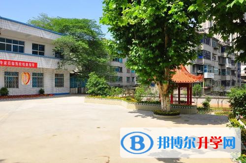 貴陽市第二十九中網站網址是多少呢?我們自己的態度，決定了我們的人生。為了報讀學校有很多的同學都來問過小編，現在網絡是很方便的東西了，小編就來給同學們整理一下學校的網站網址給到同學們參考。  貴陽市第二十九中網站網址 貴陽市第二十九中網站網址：http://www.hbqcsmk.com/ugysdesjzx/  貴陽市第二十九中榮譽 2004年，學校開展的“優質德育活動課”活動，被貴陽市教育局授予二等獎。在教學管理方面，以“追求有效教學，打造活力課堂”為抓手，開展“教學研究課”、“教學展示課”、“教學評優課”等活動，積極推進課堂改革。2004年，我校與東北師大合作，建立“信息技術實驗校”， 多媒體技術的運用，提高了教學效率，促使了學生學習水平的提升。僅2006年，我校就有13名學生獲得貴州省市數學競賽一等獎。學校還堅持科研興校策略，努力形成學校領銜課題，開展課題研究。  2006-2008年期間，我校教師在全國、省、市、區級各種教育教學成果評比活動中，獲獎勵達100多項。學校連續多年被評為“貴陽市文明單位”、“貴陽市平安校園”、“貴陽市無毒學校”，2006年，被南明區教育局指定為“校本教研”試點單位，2007年，被貴陽市教科所指定為“電腦美術”學科基地。  學校實施人文管理，努力建設平安校園、精致校園、學習型校園、和諧校園，形成了適合學校發展的教學模式， 是“貴陽市文明單位”、“貴陽市平安校園”、“貴陽市無毒學校”，是貴陽市電腦美術學科基地和東北師大信息化教育教學實驗校。  師資力量高級教師18人，一級教師25人，學歷達標100%，省級骨干教師2人，市級骨干2人，區級骨干2人，校級骨干10人，76名專職教師，學歷達標100%，省級骨干教師3人。  現在網絡很發達，但是由于學校的網站的資料是很多的，同學們自己在找的時候要分清楚哪些是真實的資料，小編覺得最好還是到學校來現場了解會比較還要一點，畢竟眼見為實，現場確認比較好一點的哦。