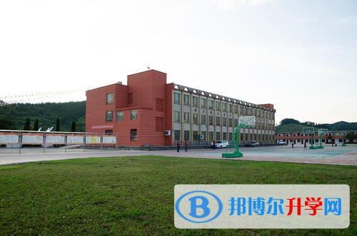 開陽縣第二中學2021年排名?同學們都很在乎學校的排名，綜合實力學校排名也在不斷的變化，同學們可以參考學校管理模式、教學氛圍、師資力量來綜合衡量，小編整理了學校信息，供大家參考。  開陽縣第二中學2021年排名 1.貴陽一中  2.興義八中  3.貴陽清華中學  4.遵義縣第一中學  開陽縣第二中學介紹 學校堅持黨的教育方針，以“綠色·發展”為辦學理念;以“建優美校園，立綠色心靈，樹禮儀誠信，創一流質量”的辦學目標;堅持科研興校，重視教師發展。在國家實施“兩基”工程的大好形勢下，我校搶抓機遇，辦學條件明顯改善、辦學規模逐步擴大、辦學質量顯著提高，受到學生家長的好評和社會的認可。  學校初中部自2003起，中考成績已連續7年獲全縣第一名，涌現出一大批名師。高中部教學成績逐年上升，2008年高考大專以上升學率達72%，并獲貴陽市2008年高考一般高中學校“進出口”成績評估一等獎;2009年高考大專以上升學率達76%，并獲貴陽市2009年高考一般高中學校“進出口”成績評估三等獎;2010年高考大專以上升學率達81%。  學校先后被評為“全國綠化四百佳單位”、“貴陽市五好學校”、“貴陽市生態文明創建示范點”榮譽稱號。2009年我校成功代表貴陽市迎接“兩基”迎“國檢”，并獲縣“兩基”迎“國檢”先進單位稱號。學校還連續獲2007、2008、2009、2010年縣級“先進學校”稱號。  其實排名只能給到有同學們耦合參考的哦，可以通過自己的需求選擇學校，如環境好一點，師資好一點，或者管理好一點，從中選擇適合自己的學校，這樣同學們才會有一個比較好的未來的哦。