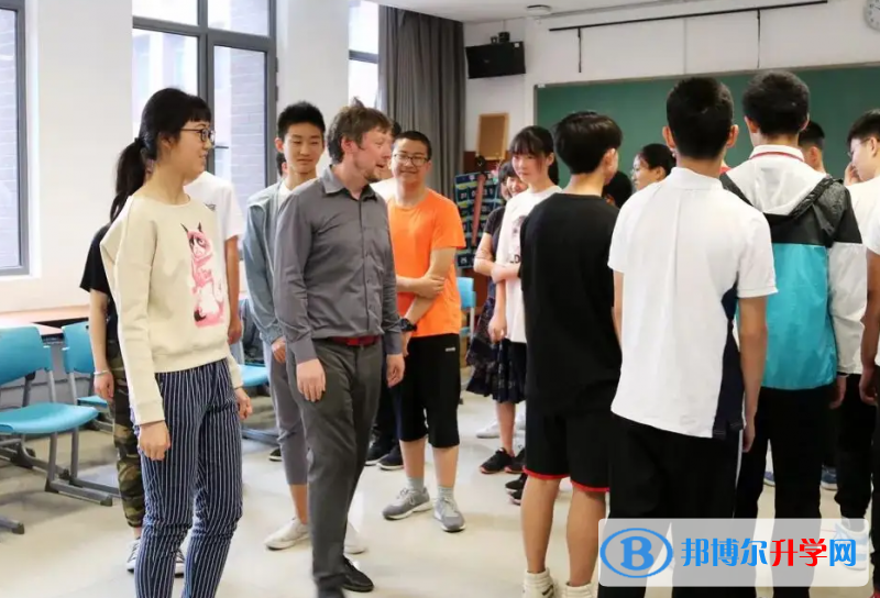 北京外國語大學國際高中2023年報名時間  在眾多的中國留學生中，選擇美國留學的人數一直陸續增加，居高不下，在美國讀高中的話申請進入美國頂尖大學的成功幾率會更高，所以因此，北京外國語大學專門開設了美國高中預備課程，給有意向赴美留學的同學打造了一輛留學直通車，相較于普通學校來說，北京外國語大學有優渥的教學資源和舒適的學習環境。最近很多家長咨詢小編北京外國語大學國際高中的報名時間，下面就一起來看看。