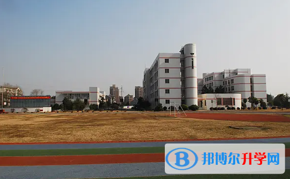 二、全市民辦高中和中等職業學校錄取資格線  1、民辦高中錄取資格線為377分;  2、“3+2” 中高職分段培養和五年一貫制改革試點學校錄取資格線為340分;  3、中等職業學校錄取資格線為220分。  市招考辦將按照《市教育局關于做好2022年高中階段學校招生考試工作的通知》規定的招生錄取實施辦法，根據招生計劃、考生志愿、考生成績，在資格線上劃定各批各校錄取分數線。