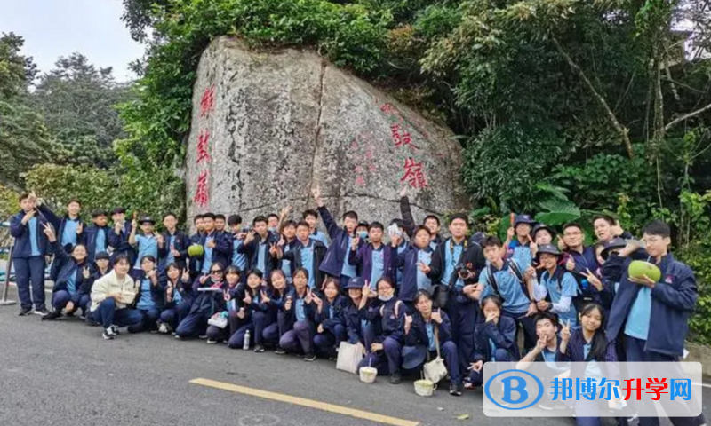 ?？谏礁吒呒墝嶒炛袑W地址在哪里，哪個地區，哪個城市?